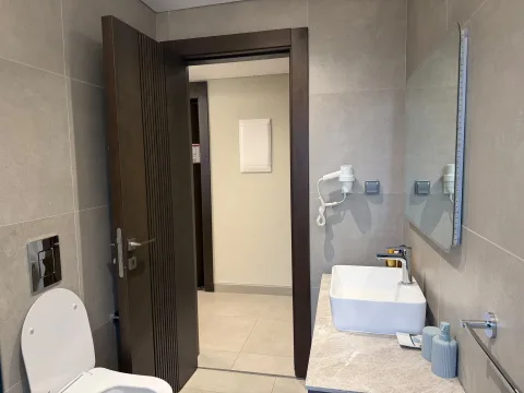 Studio 102 de The Stay : la salle de bain et l’entrée