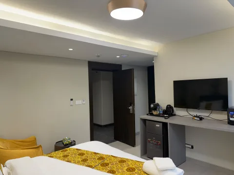 Studio 102 de The Stay : le lit, le bureau et le téléviseur