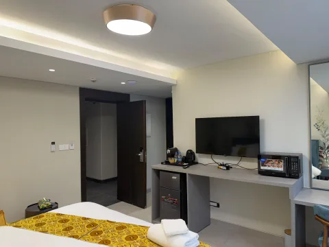 Studio 102 de The Stay : le lit et l’espace de travail