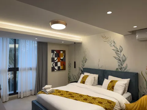 Studio 102 de The Stay : la chambre et ses baies vitrées