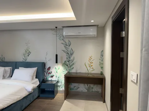 Studio 103 de The Stay : le lit et le bureau