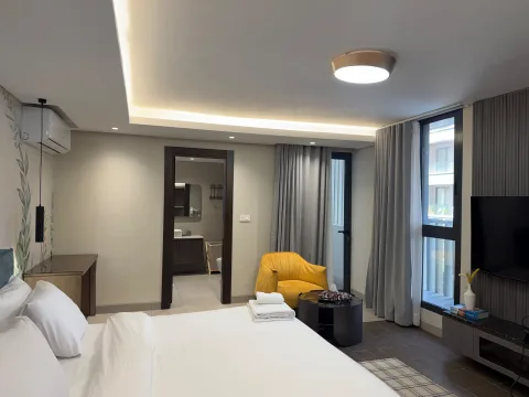 Studio 103 de The Stay : l’espace nuit avec coin salon