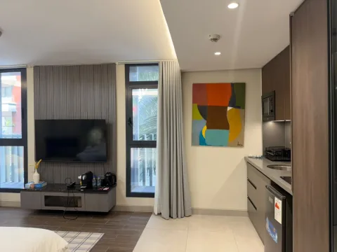 Studio 103 de The Stay : la kitchenette et le coin télévision