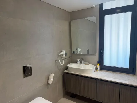 Studio 105 de The Stay : la vasque de la salle de bain