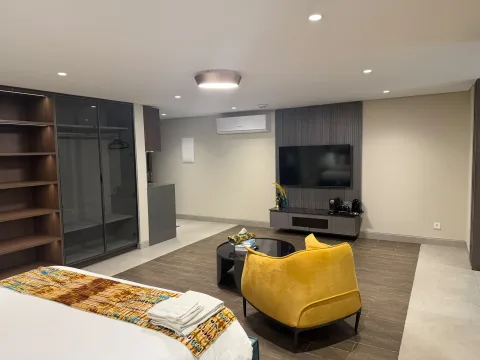 Studio 105 de The Stay : la vue générale avec lit, salon et rangements