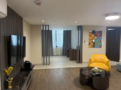Studio 105 de The Stay : le salon ouvert sur l’espace nuit