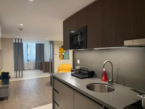 Studio 105 de The Stay : la kitchenette ouverte sur le séjour