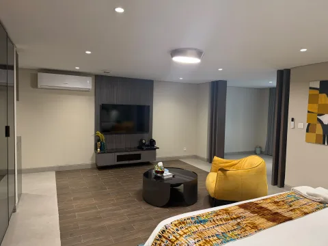 Studio 105 de The Stay : le coin salon face au téléviseur