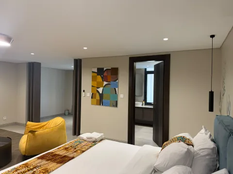 Studio 105 de The Stay : le lit double et le coin salon