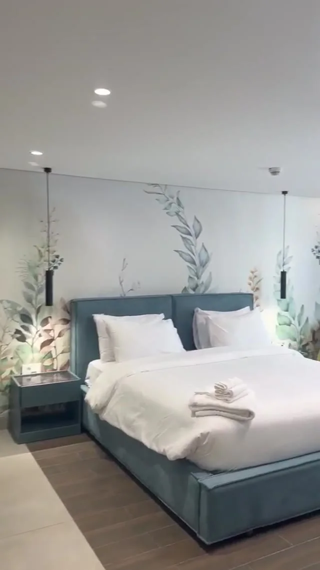 Studio 108 de The Stay : la chambre avec lit double et baie vitrée, image extraite de la visite vidéo