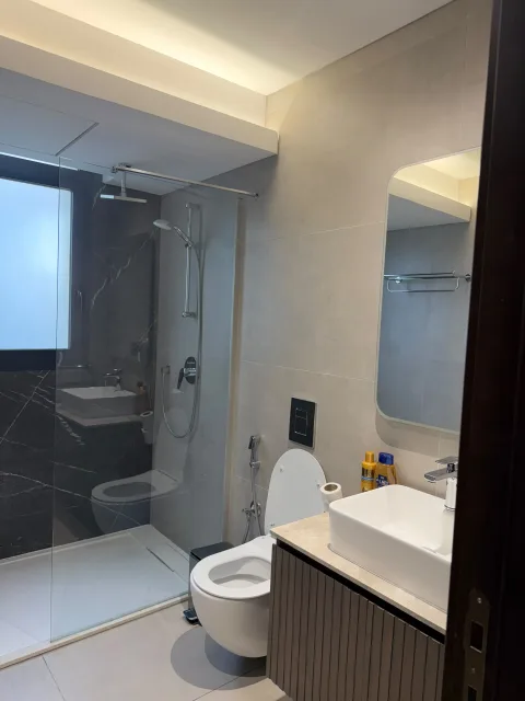 Studio 202 de The Stay : la douche vitrée et les sanitaires