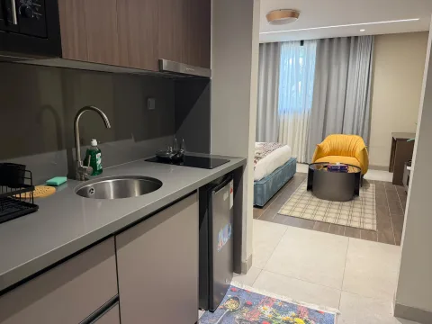 Studio 202 de The Stay : la kitchenette ouverte sur la chambre