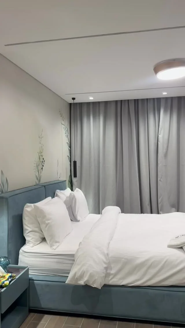 Appartement 2 pièces 203 de The Stay : la chambre avec lit double, image extraite de la visite vidéo
