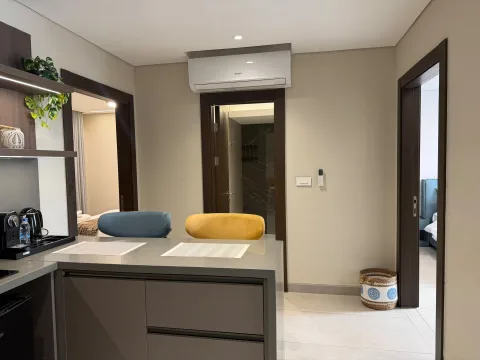 Appartement 3 pièces 204 de The Stay : le bar de la kitchenette et ses assises