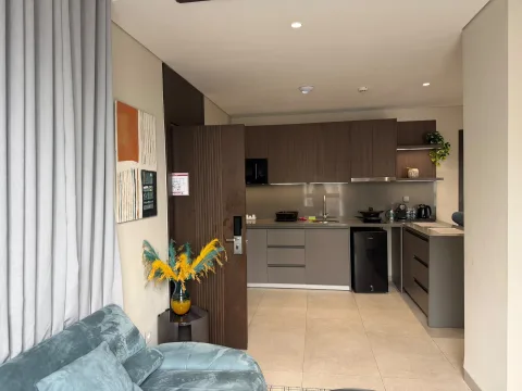 Appartement 3 pièces 204 de The Stay : le salon ouvert sur la cuisine