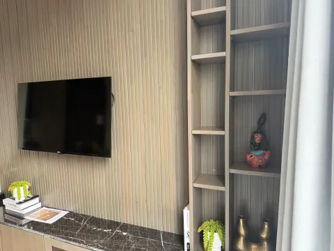 Appartement 3 pièces 204 de The Stay : le meuble télévision du séjour