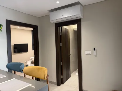 Appartement 3 pièces 204 de The Stay : l’espace repas et la circulation intérieure