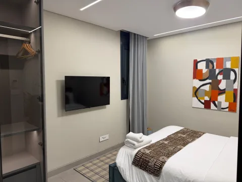 Appartement 3 pièces 204 de The Stay : une chambre avec téléviseur