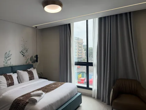 Appartement 3 pièces 204 de The Stay : une chambre éclairée par une baie vitrée