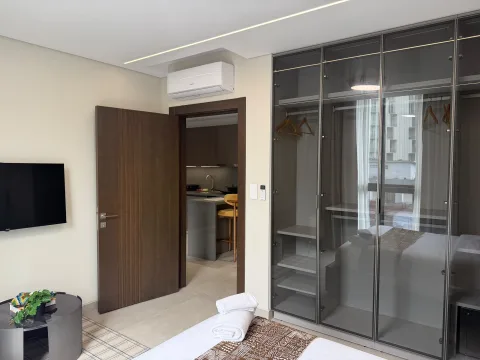 Appartement 3 pièces 204 de The Stay : une chambre avec rangements vitrés