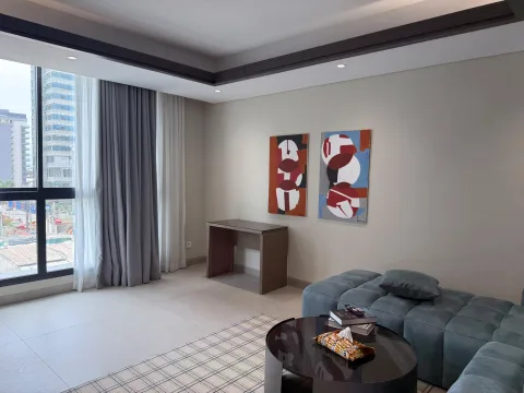 Suite 301 de The Stay : le salon avec bureau et vue sur la ville