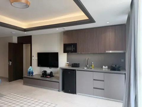 Suite 301 de The Stay : la kitchenette ouverte avec téléviseur