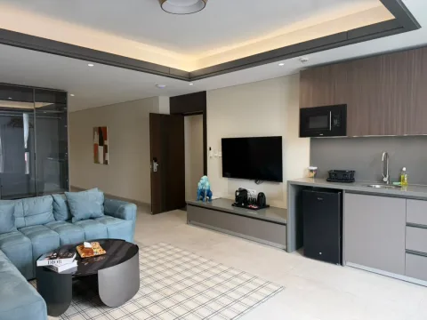 Suite 301 de The Stay : la vue générale du salon et de la kitchenette