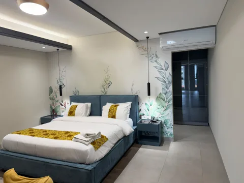 Suite 301 de The Stay : le lit double et le bureau