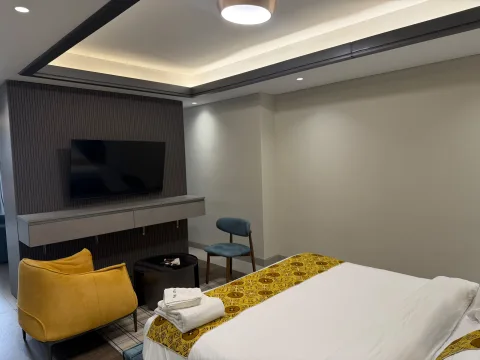 Suite 301 de The Stay : le lit et le coin télévision