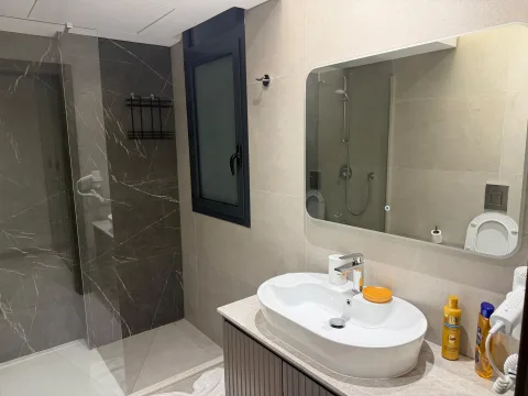 Suite 301 de The Stay : la salle de bain avec douche vitrée