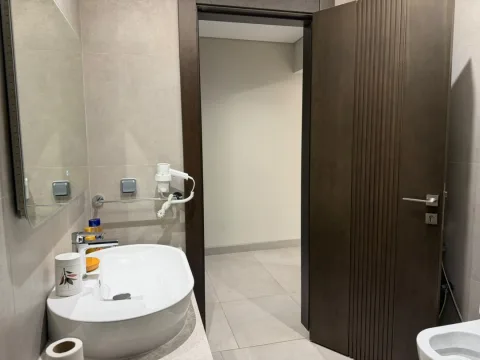 Suite 301 de The Stay : la vasque et l’entrée de la salle de bain