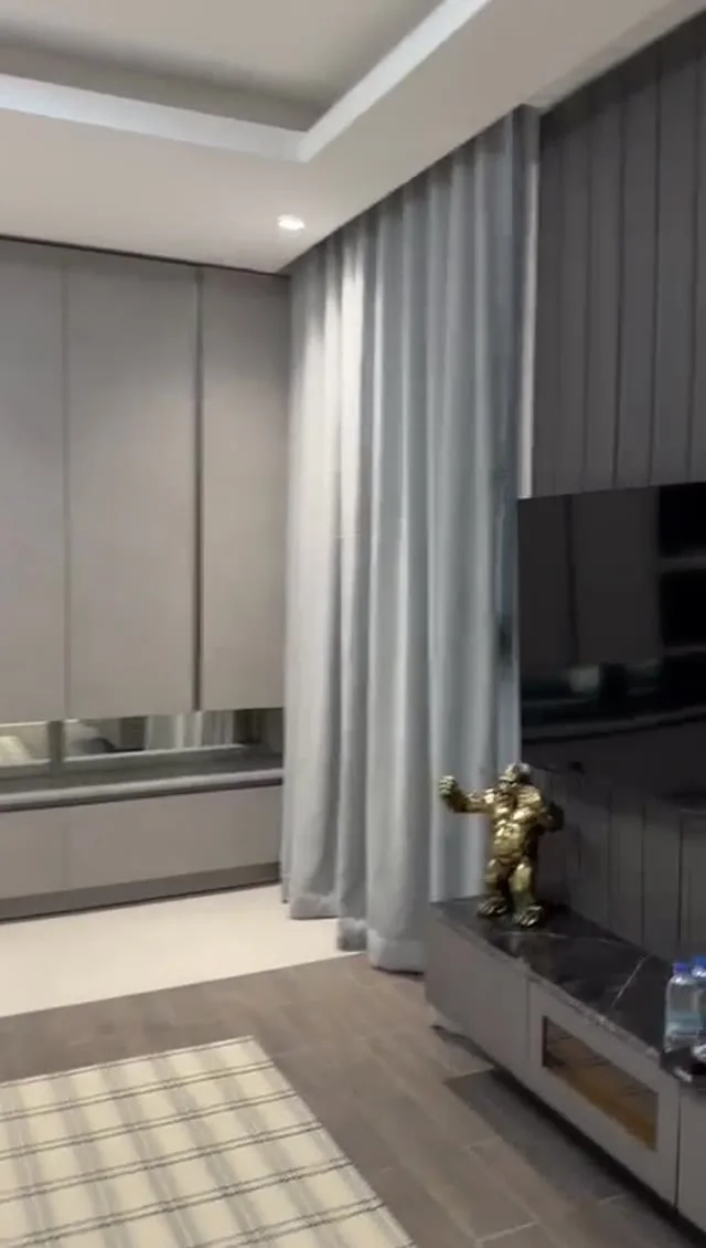 Suite 302 de The Stay : le salon et son coin télévision, image extraite de la visite vidéo