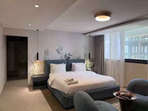 Studio 303 de The Stay : le lit double et les fauteuils