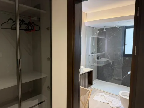 Studio 303 de The Stay : le dressing à l’entrée de la salle de bain