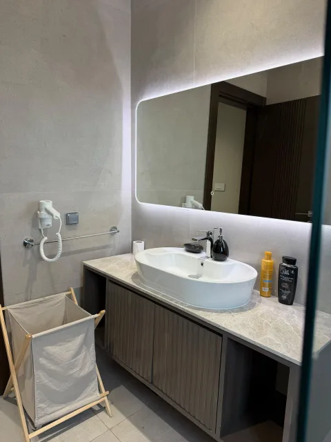 Studio 303 de The Stay : la vasque éclairée de la salle de bain