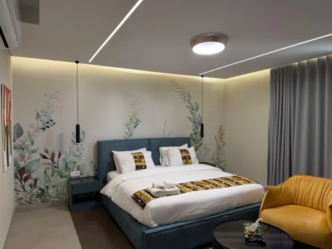 Studio 304 de The Stay : le lit double et le coin salon