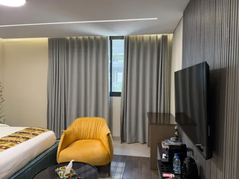 Studio 304 de The Stay : le fauteuil jaune près du téléviseur