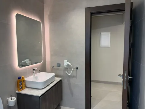 Studio 304 de The Stay : la vasque éclairée de la salle de bain