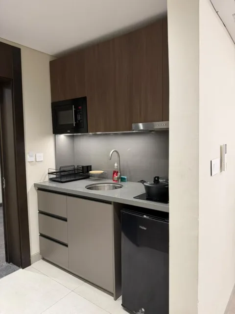 Studio 304 de The Stay : le coin cuisine visible depuis l’entrée