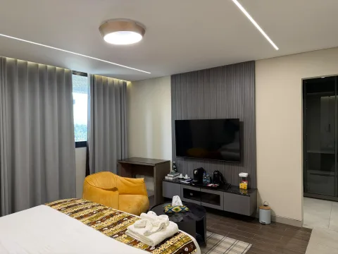 Studio 304 de The Stay : le coin télévision vu depuis le lit