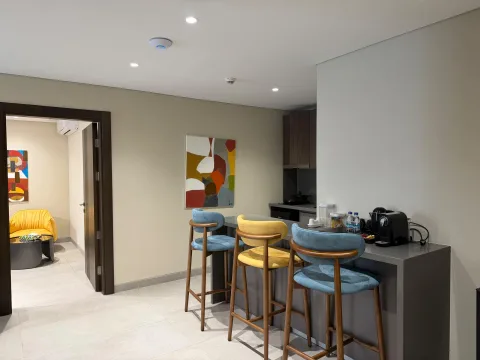 Appartement 2 pièces 305 de The Stay : le bar de la kitchenette et ses assises