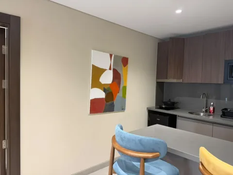 Appartement 2 pièces 305 de The Stay : le coin repas ouvert sur la kitchenette