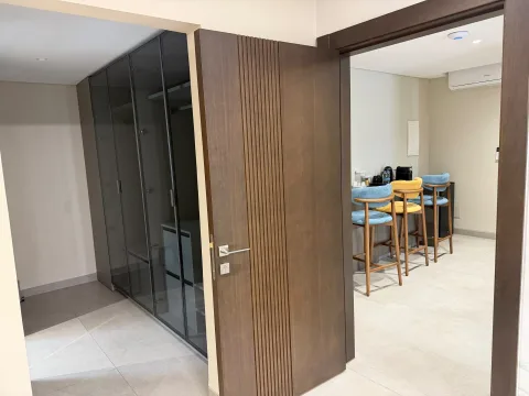 Appartement 2 pièces 305 de The Stay : la circulation entre chambre et séjour