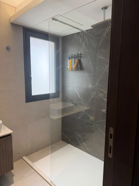 Appartement 2 pièces 305 de The Stay : la douche vitrée de la salle de bain