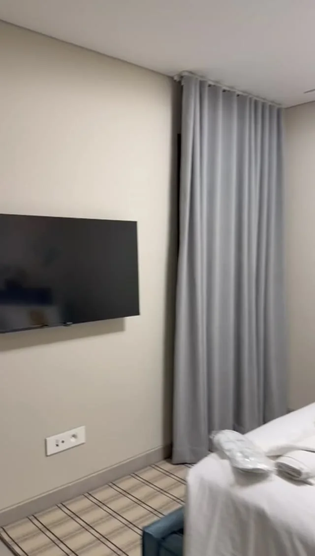Appartement 3 pièces 306 de The Stay : la chambre avec lit double et téléviseur, image extraite de la visite vidéo